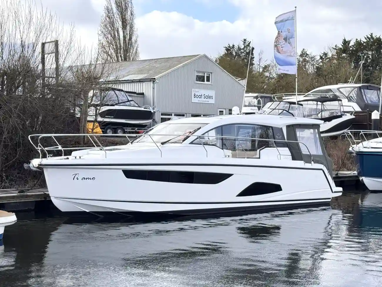 Sealine C330 Vynikající příklad