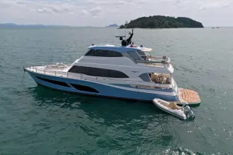 Thumbnail von Riviera 78 Enclosed Bridge