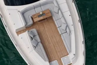 Thumbnail von Riviera 78 Enclosed Bridge