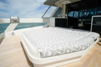 Thumbnail von Riviera 78 Enclosed Bridge