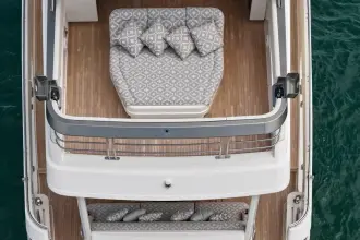 Thumbnail von Riviera 78 Enclosed Bridge