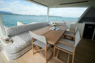 Thumbnail von Riviera 78 Enclosed Bridge