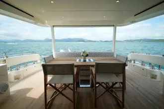 Thumbnail von Riviera 78 Enclosed Bridge