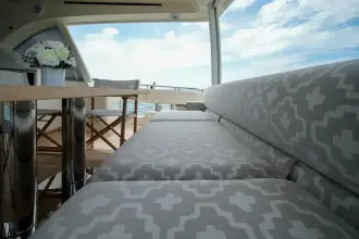 Thumbnail von Riviera 78 Enclosed Bridge