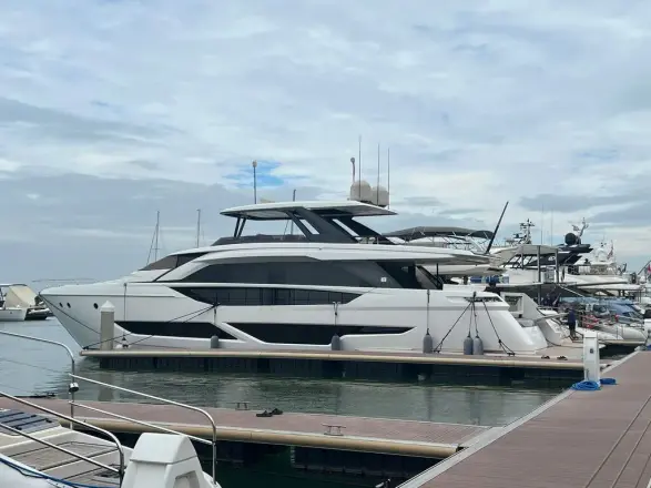 Ferretti Yachts 860